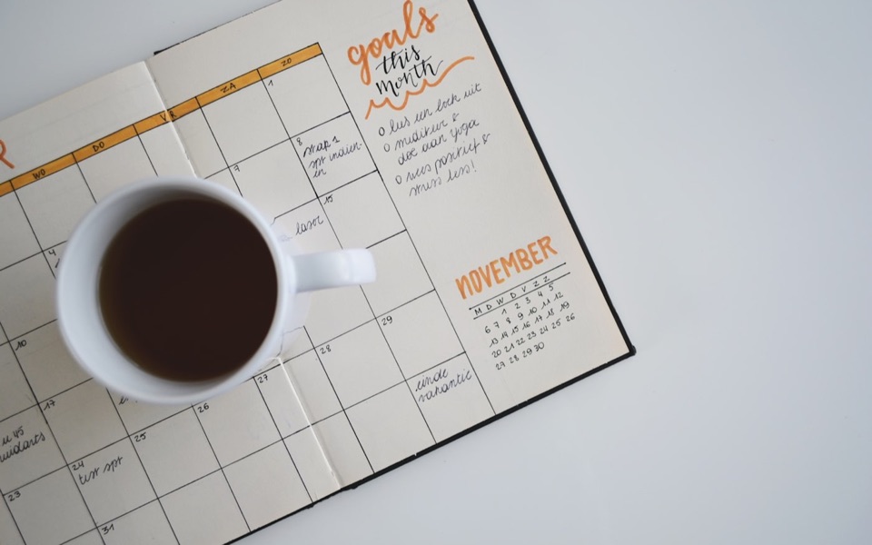 Agenda de planificación con un café