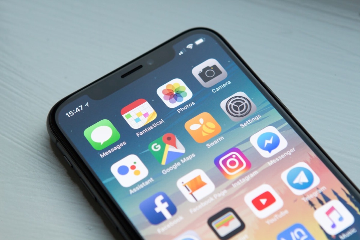 Celular con apps de redes sociales