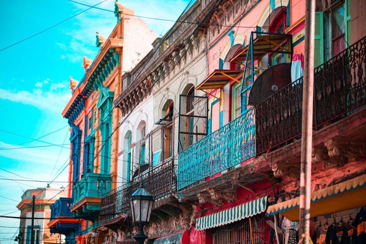 Fachadas de colores en un barrio histórico