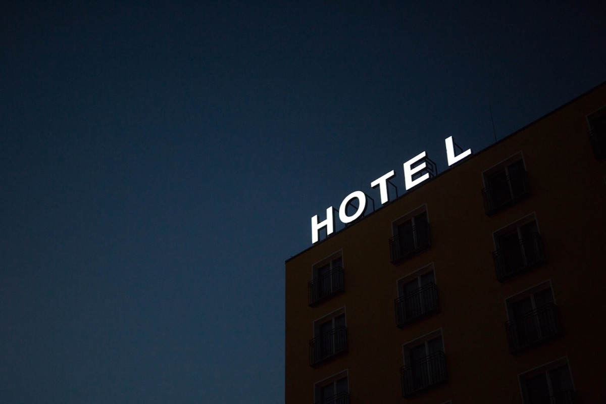 Cartel de hotel en una fachada