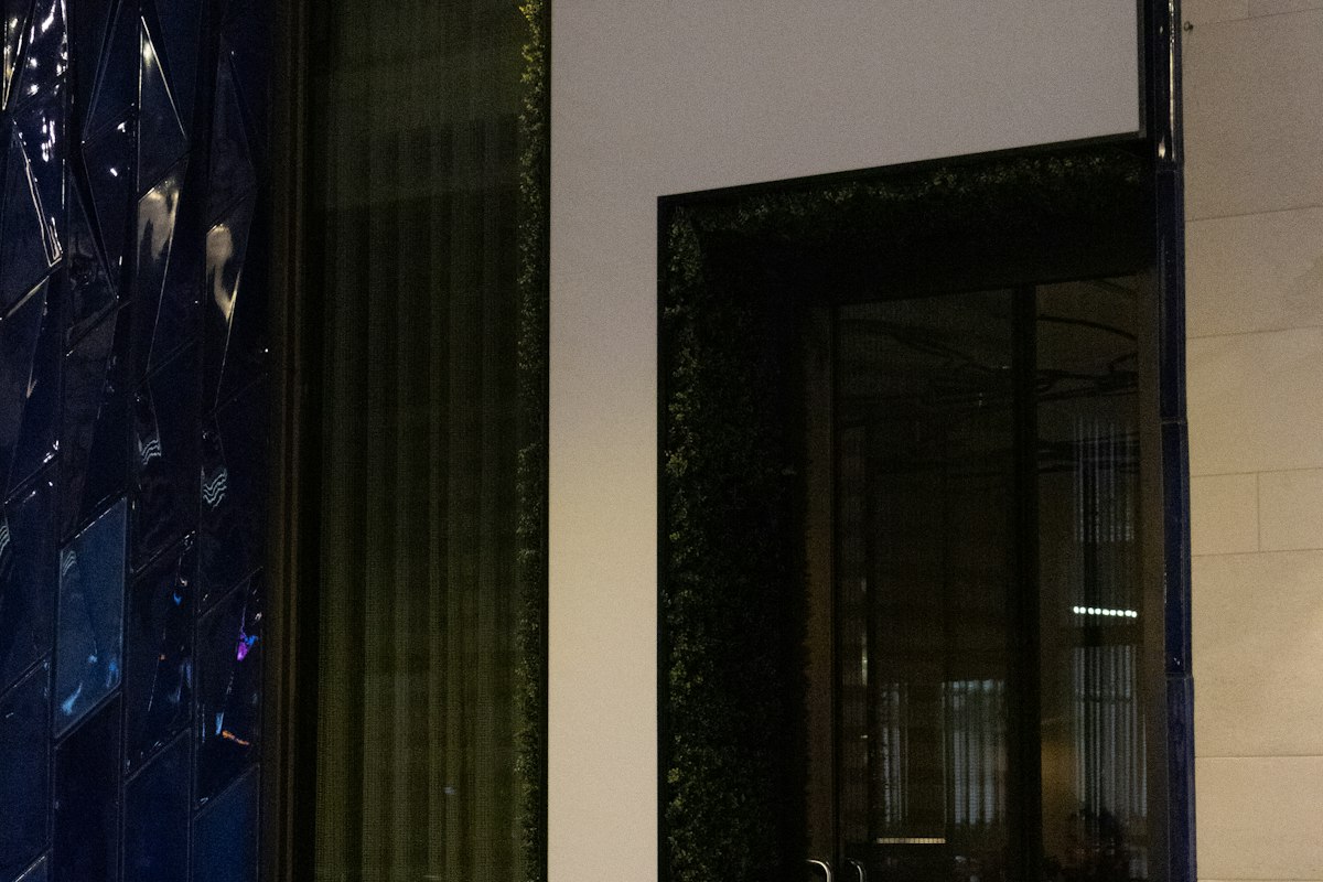 Entrada moderna de un edificio con cartel de recepción