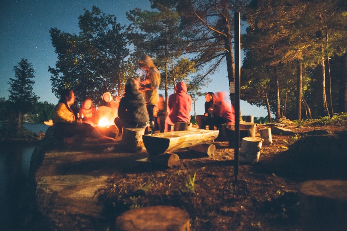 Grupo alrededor de un fogón en el bosque
