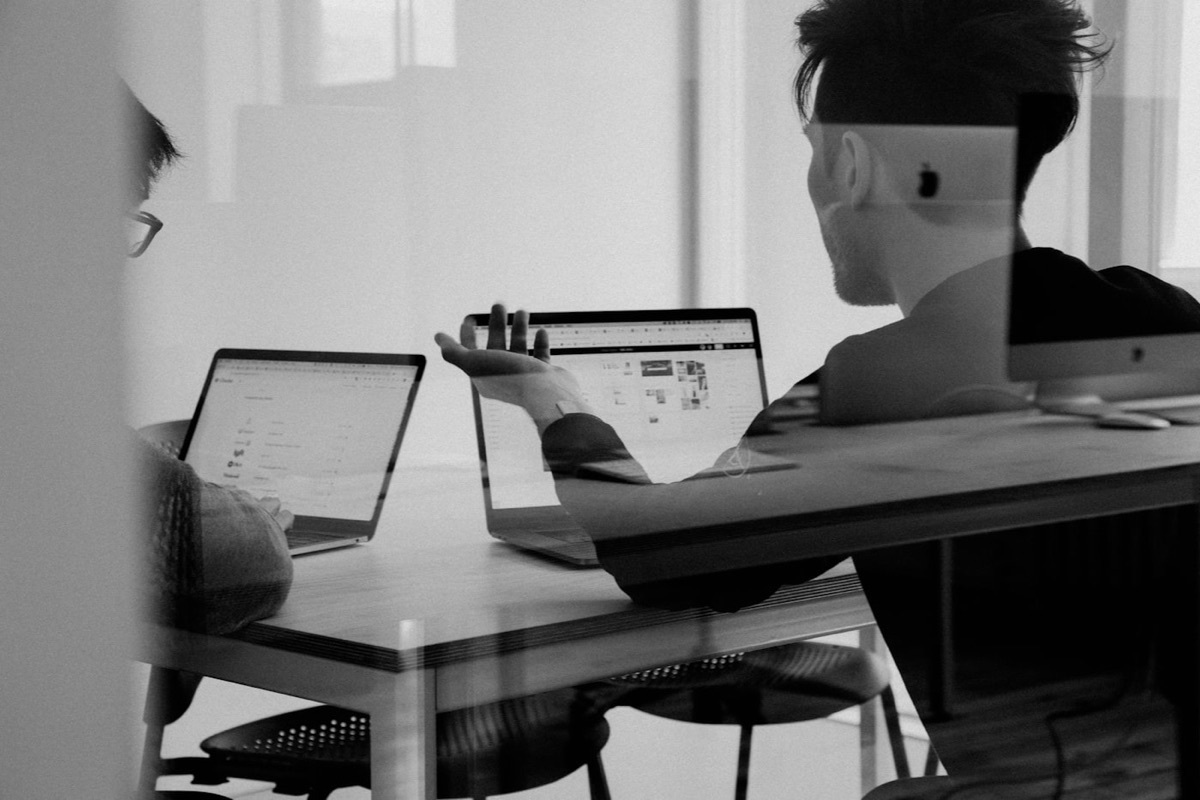 Persona trabajando con una notebook