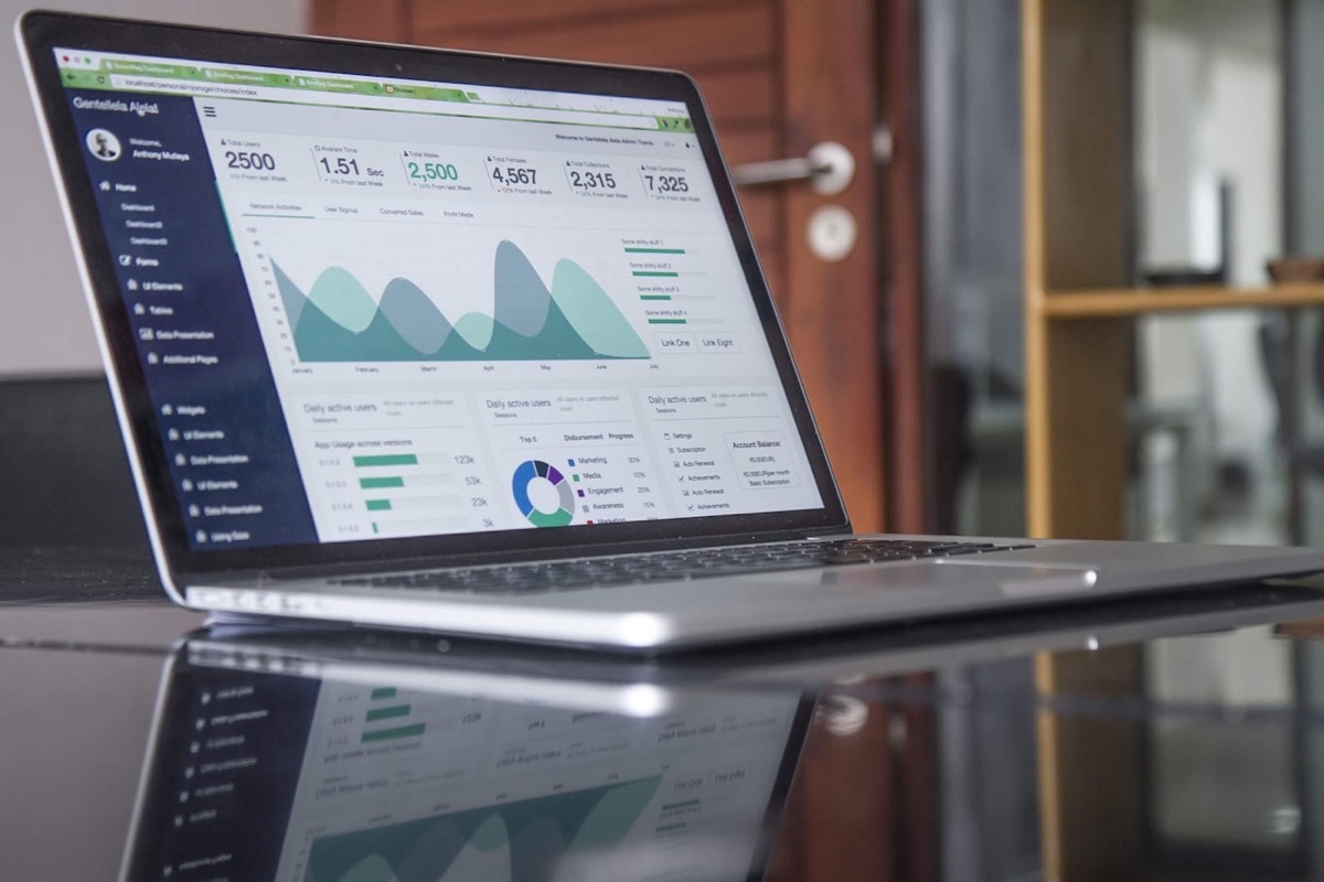 Notebook con un panel de métricas de campañas