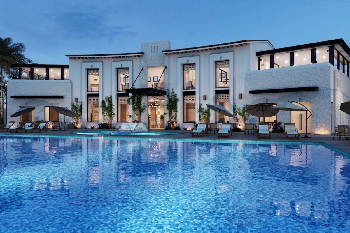 Pileta de un hotel boutique con fachada blanca