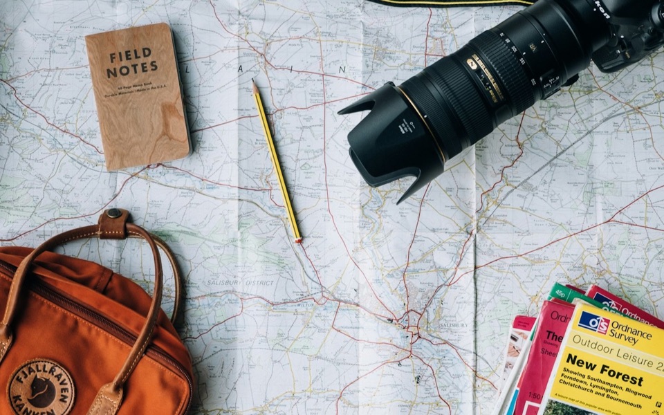 Mapa, cámara y cuaderno de viaje