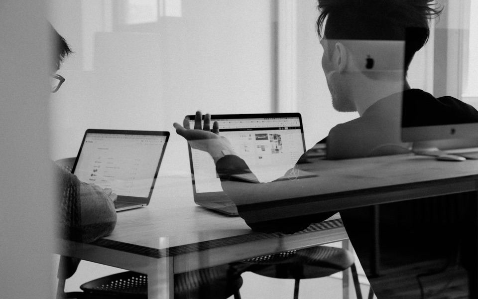 Persona trabajando con una notebook