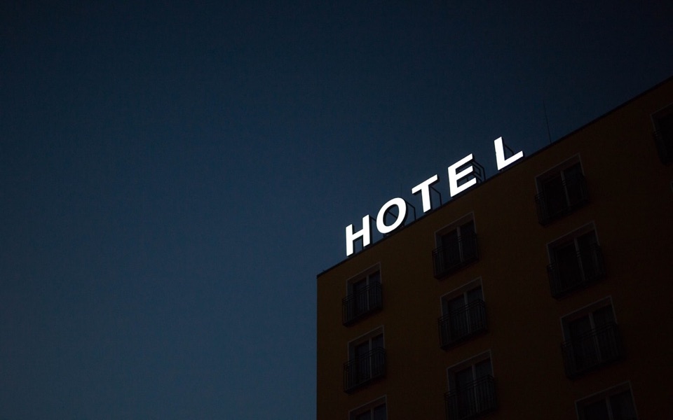 Cartel de hotel en una fachada